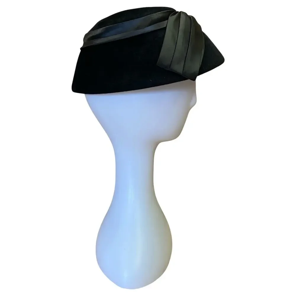 1950s Black Velour Hat w/ Satin Ribbon Bow – Vintage Cloche / Pillbox Style - Picture 3 of 9